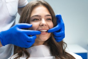 does a cracked tooth need to be pulled out
